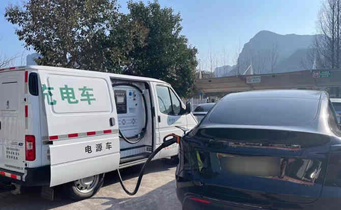 永胜汽车搭电
